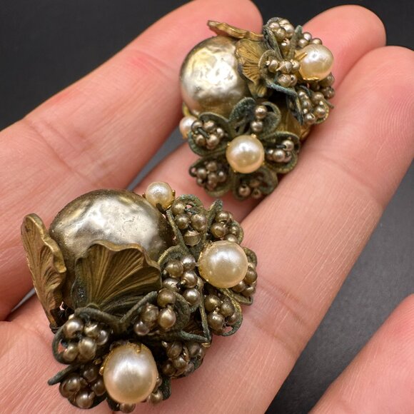 VINTAGE MIRIAM HASKELL GOLD PLATED FAUX PEARLS FLOWER CLIP ON EARRINGS - Picture 8 of 11